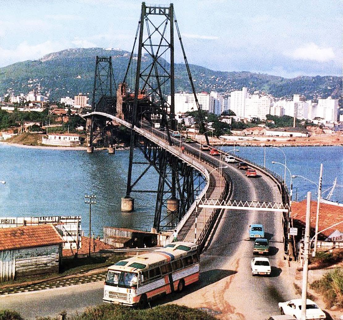Ponte Hercílio Luz, década de 70. Vista do lado continental, ao fundo a Ilha de Santa Catarina.