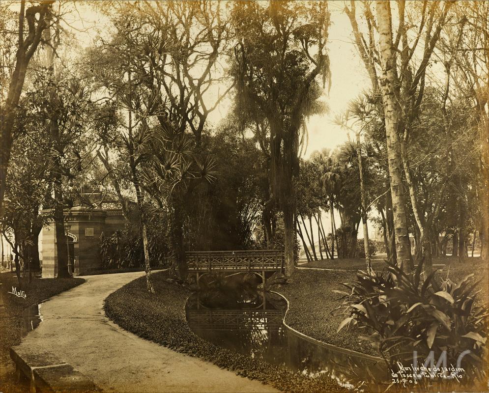 Trecho do jardim do Passeio Público, à esquerda, o Aquário de água salgada